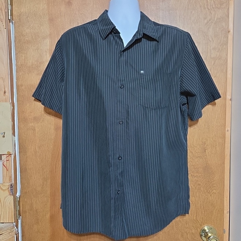 Quiksilver Mens Large Black White Pinstripe Short Sleeve Button Up Surf Shirt
